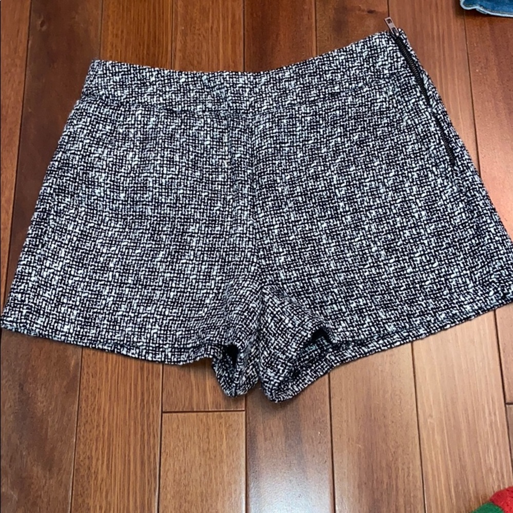 Black & White Polyester Shorts; Size 25